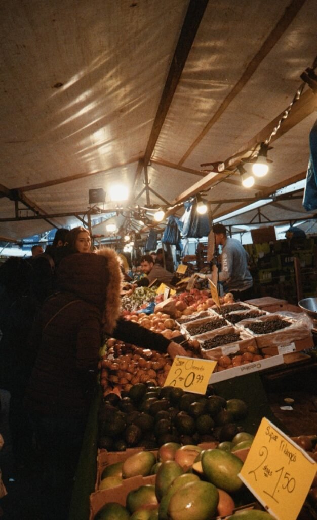 Equipo atendiendo consultas en mercadillo Lleida